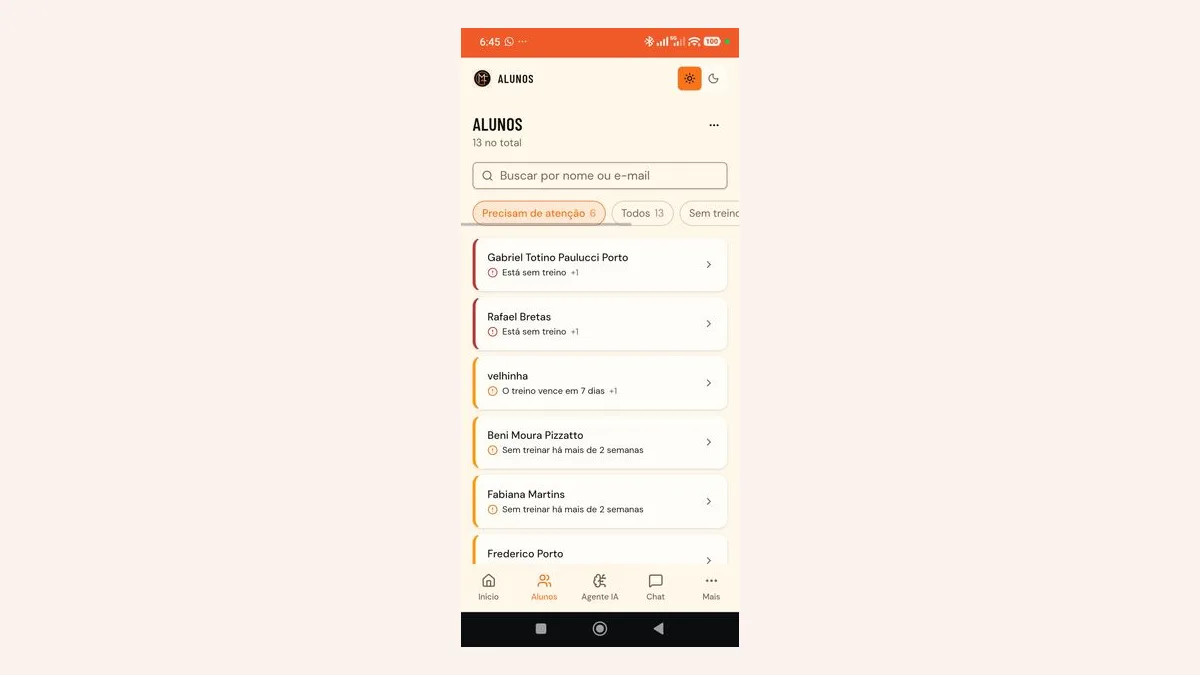 Lista de alunos no Make4Fit com o status de cada um: está sem treino, o treino vence em 7 dias, sem treinar há mais de 2 semanas