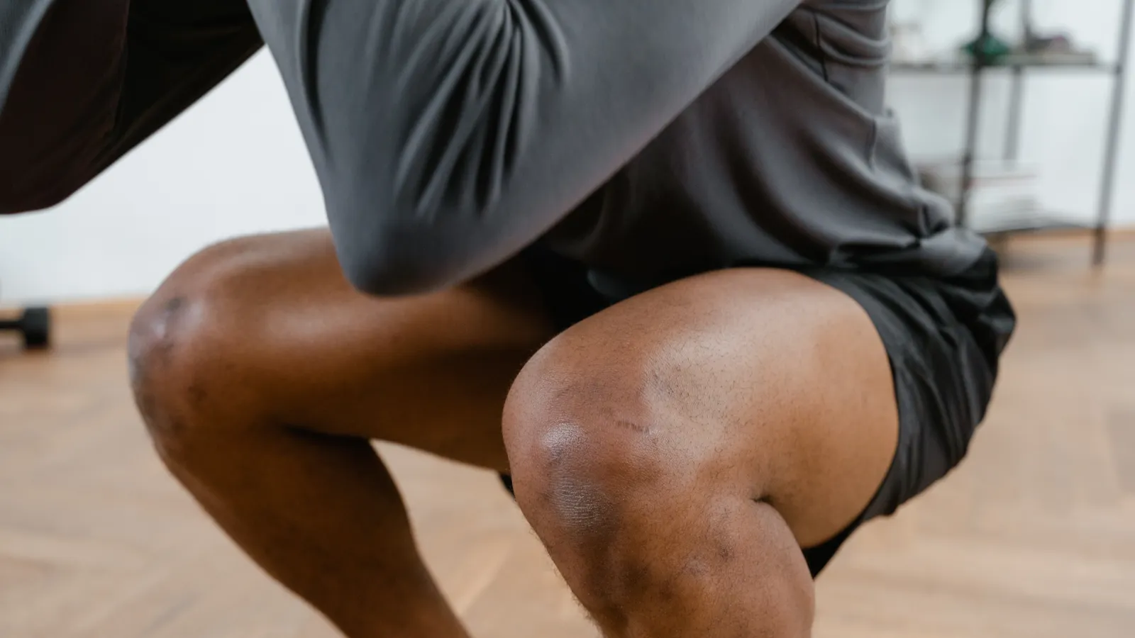 Joelhos flexionados na posição mais funda de um agachamento