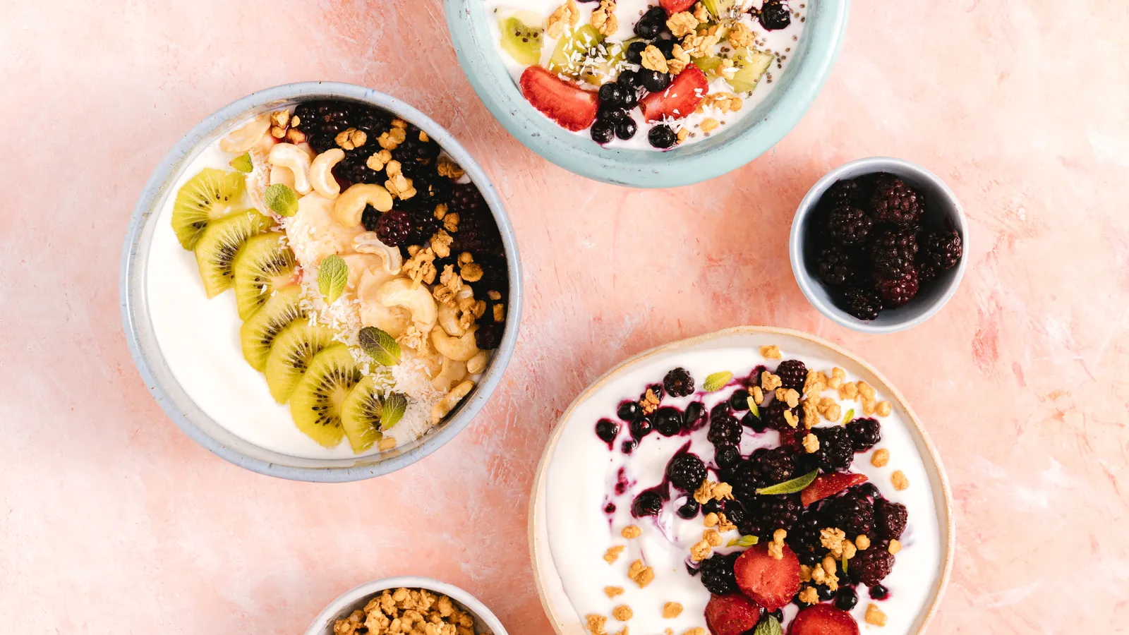 Tigelas de iogurte com frutas e castanhas