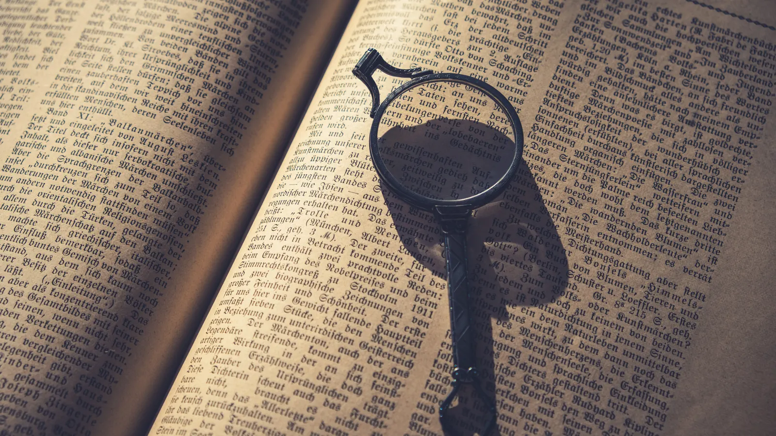 Lupa sobre as páginas de um livro aberto